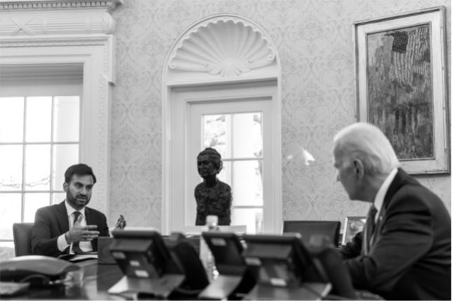 Professor Faidi briefing former U.S. President Joe Biden in the Oval Office